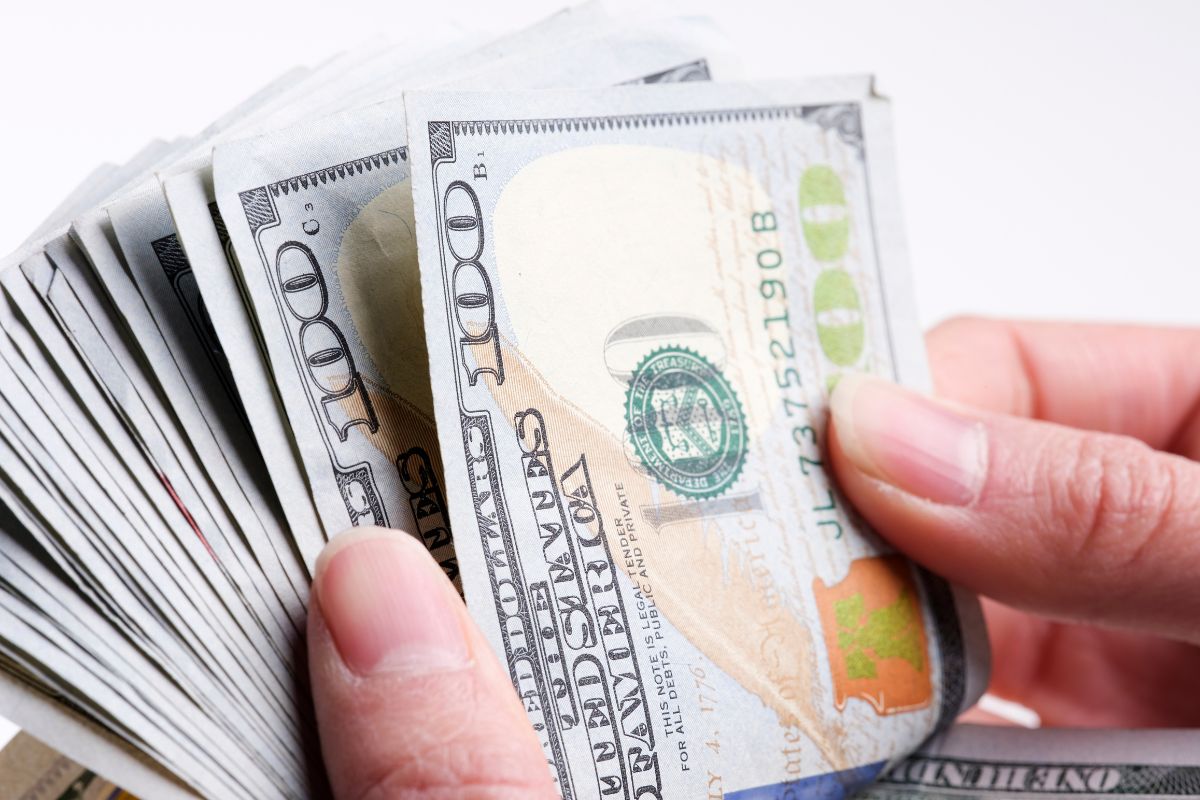 Une femme comptant de l'argent.