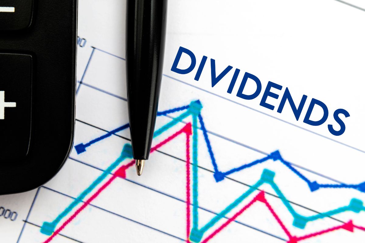 Photo of a paper with dividends graph.