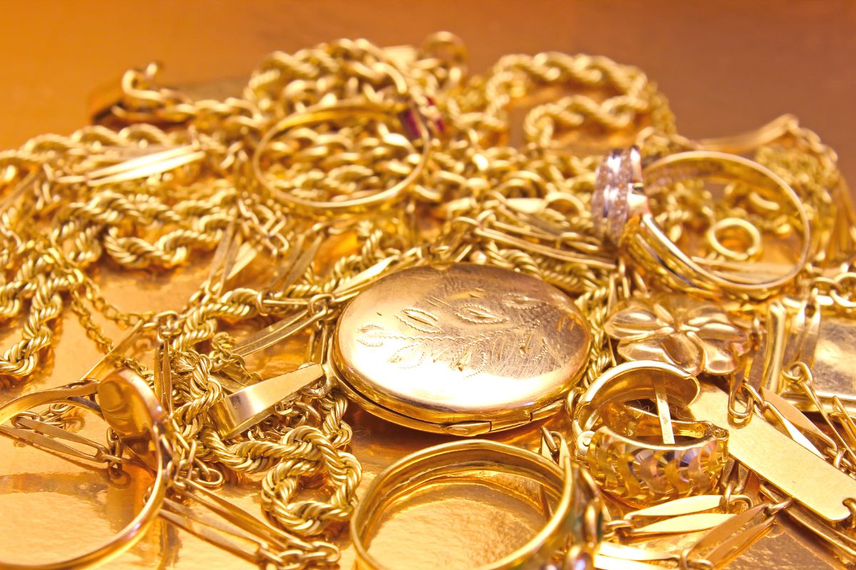 The picture shows gold jewelry.