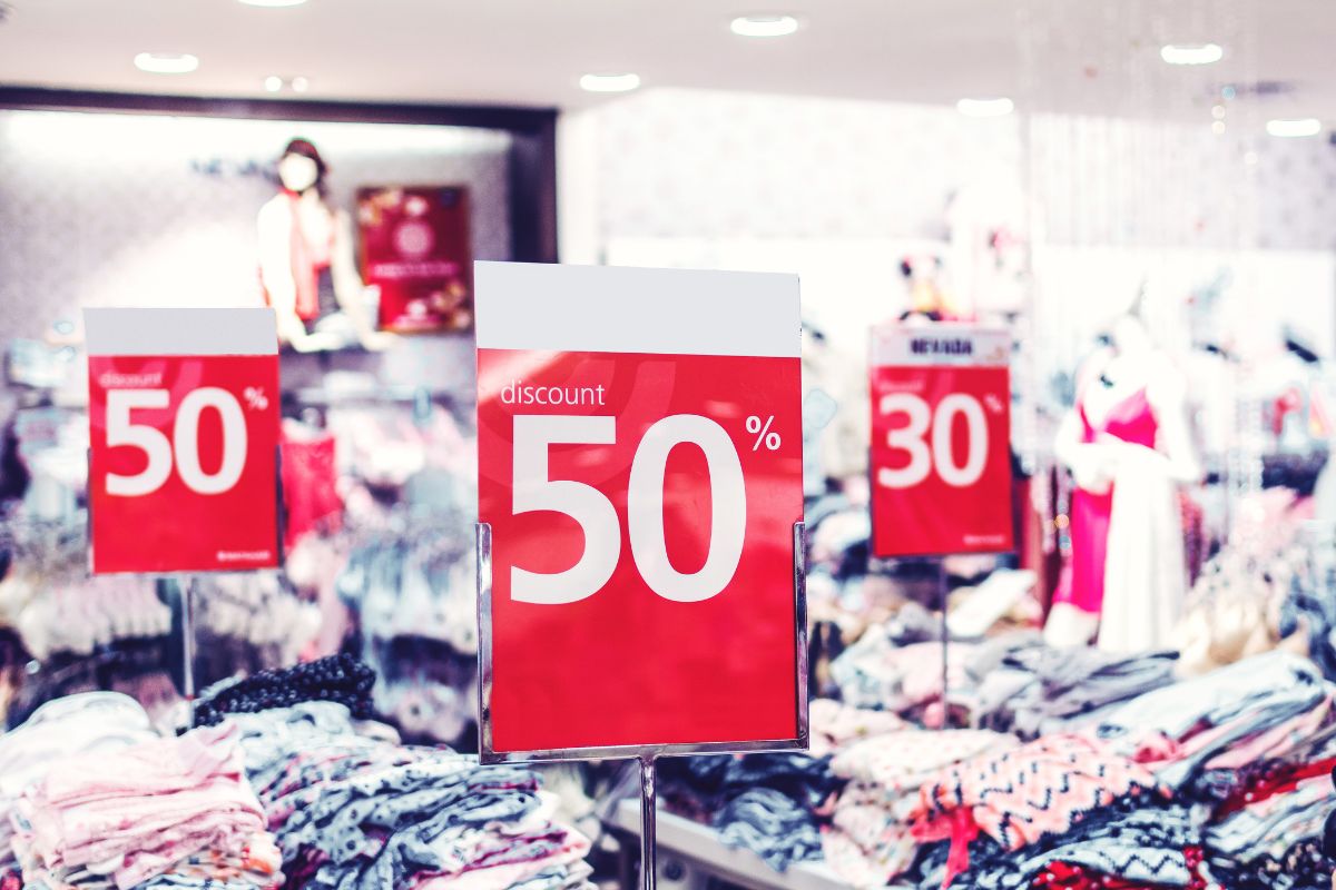 The photo shows discounts on clothes.