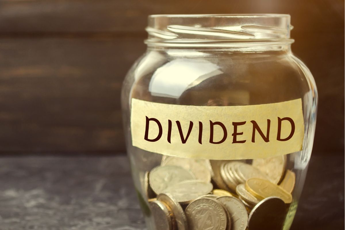 The picture shows a jar with dividend money.