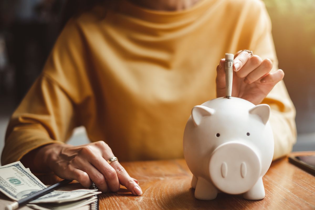 L'image montre une femme épargnant de l'argent.