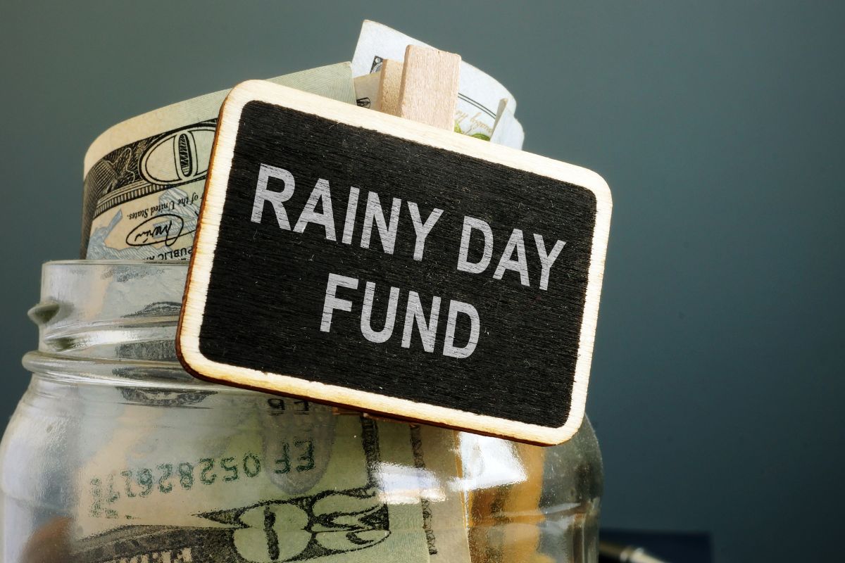 La photo montre un fonds pour les jours de pluie.