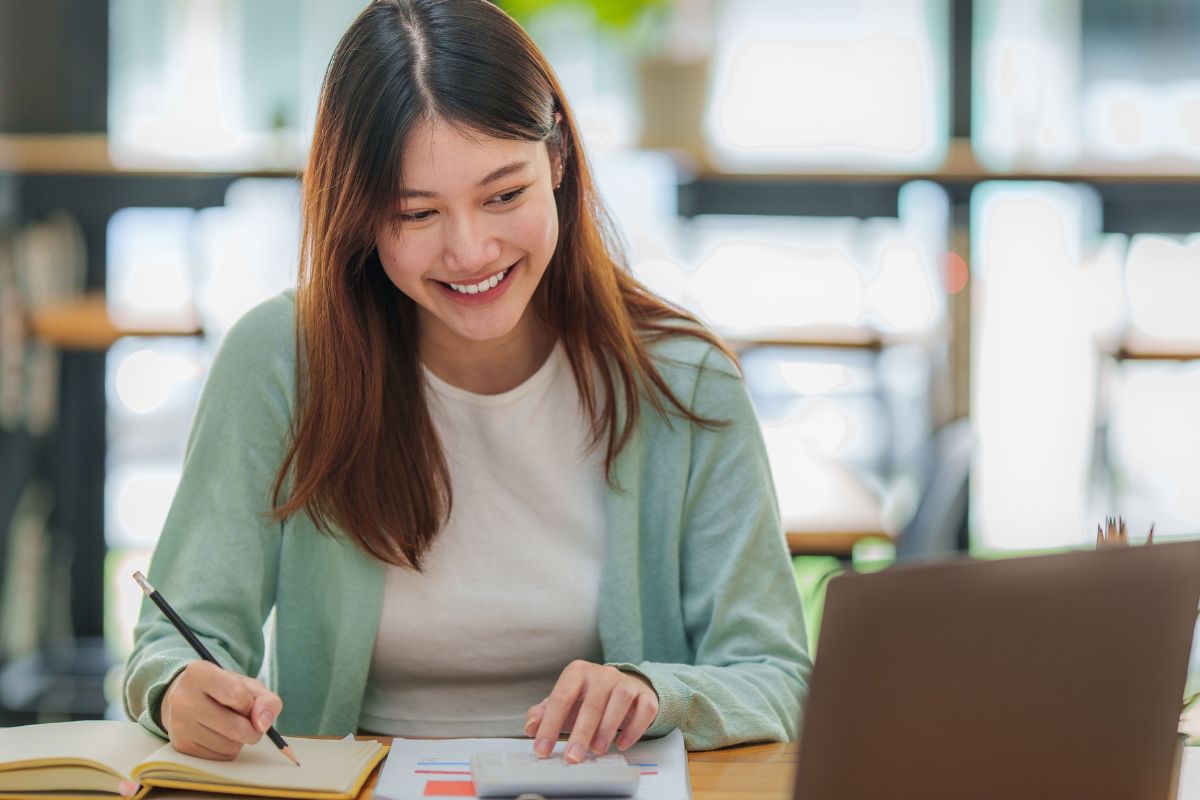 Image of a woman learning online.