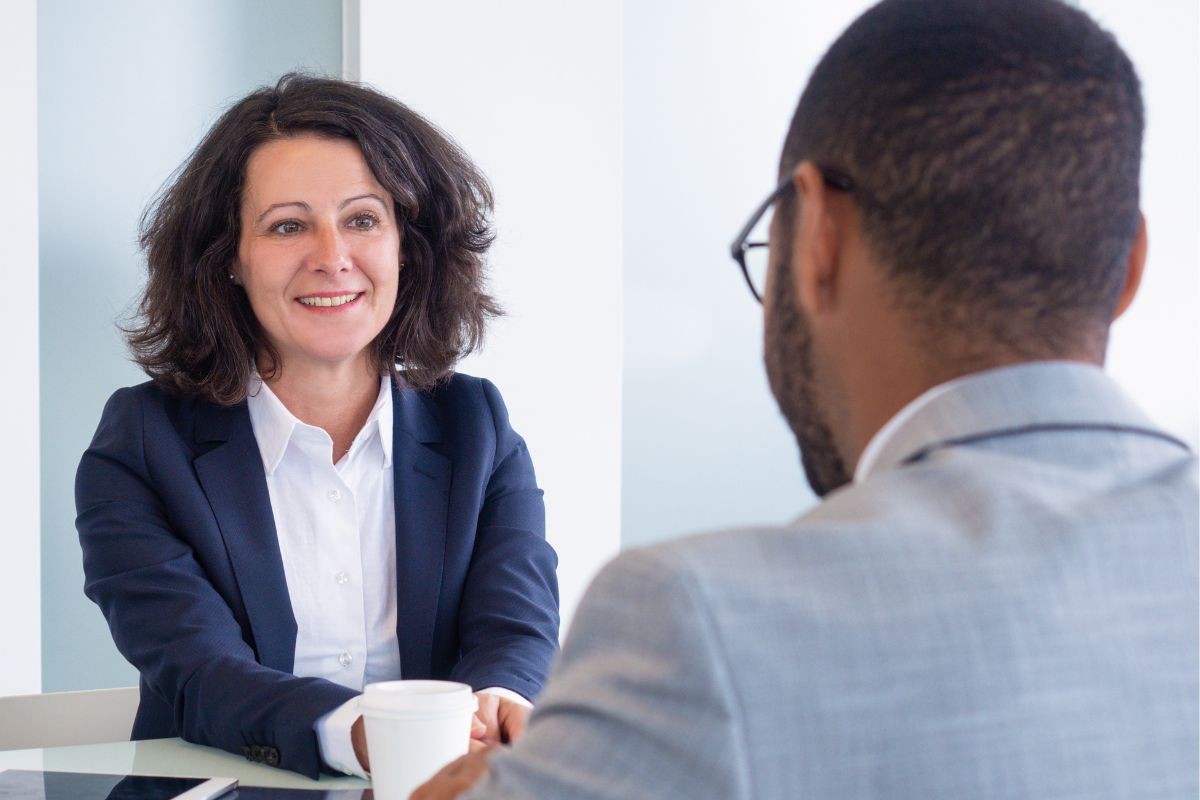 Photo d'un patron et d'un employé discutant ensemble.