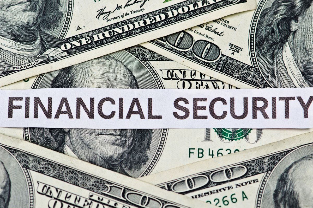 Image d'argent et de mots sur la sécurité financière.