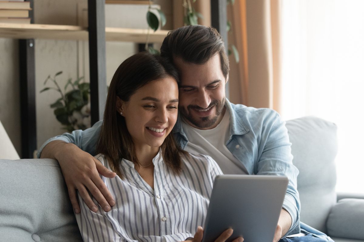 Image d'un couple utilisant un appareil tablette.