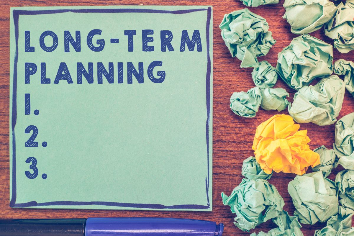 Image d'un papier avec des mots de planification à long terme.