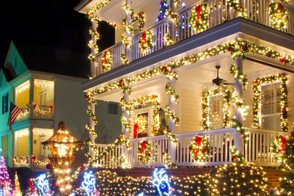 Picture of a house full of Christmas lights.