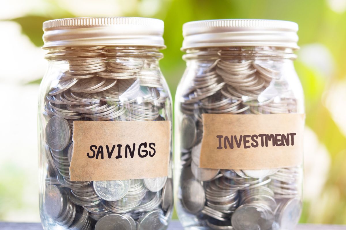 The picture shows jars with savings and investment money.