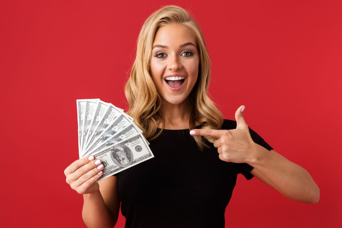 Image of a woman pointing the money.
