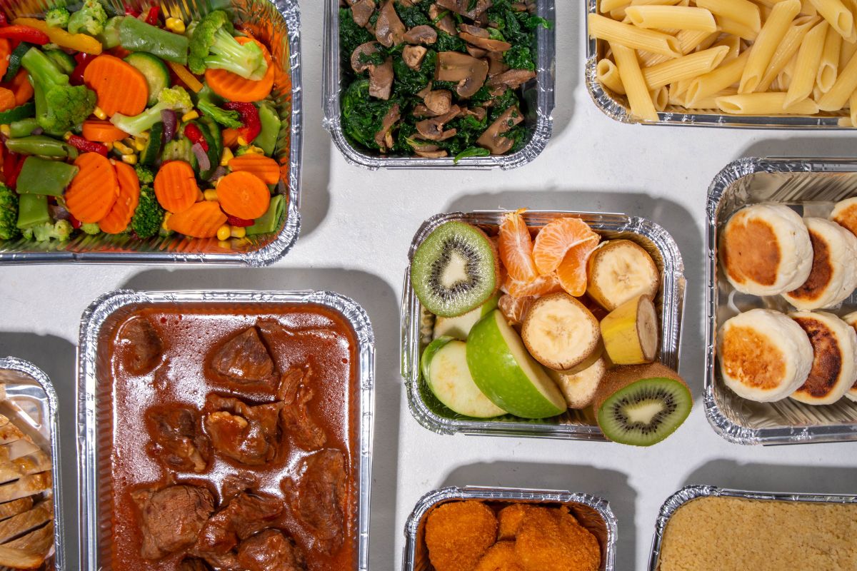 The photo shows meals on the containers.