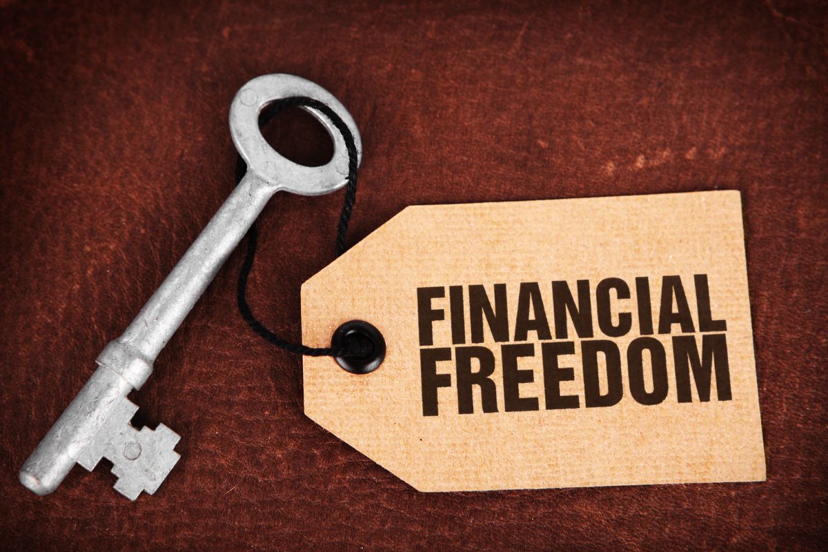 Picture of a key and financial freedom tag.