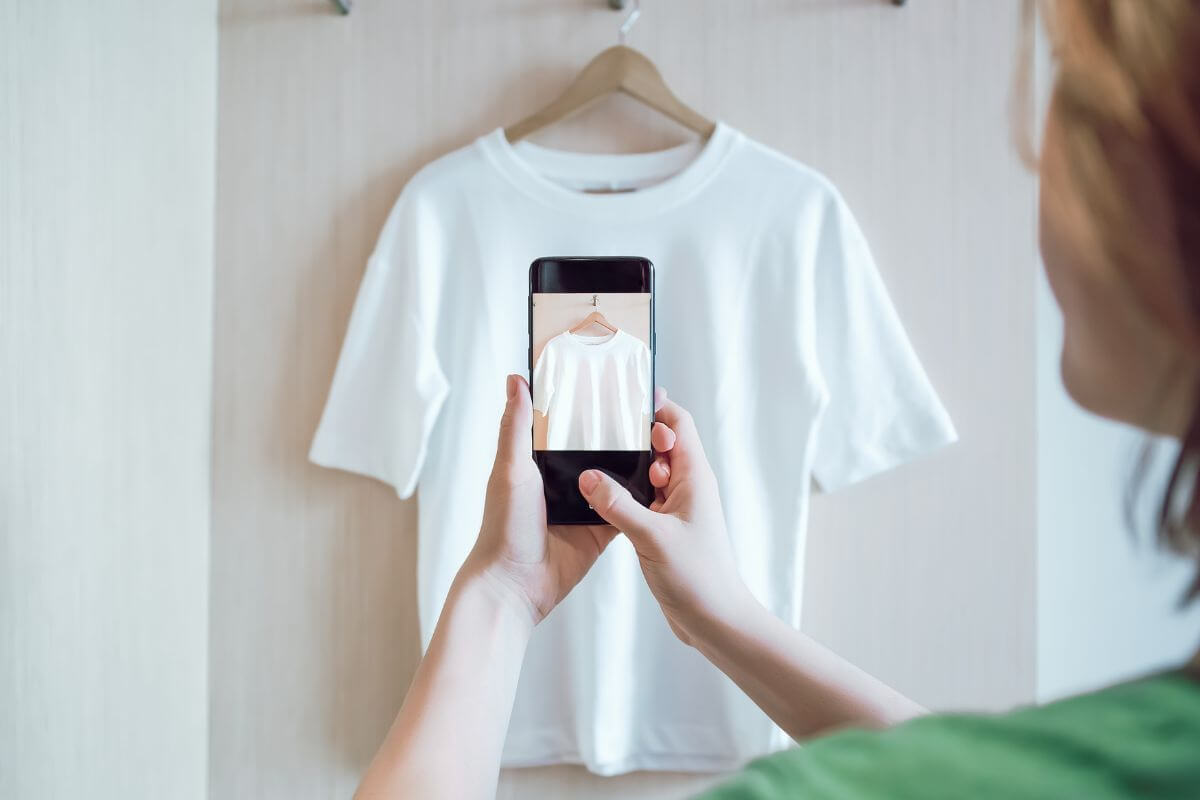 The image shows a girl taking a photo of the shirt to sell it on online marketplaces, an easy way to earn while tidying up.