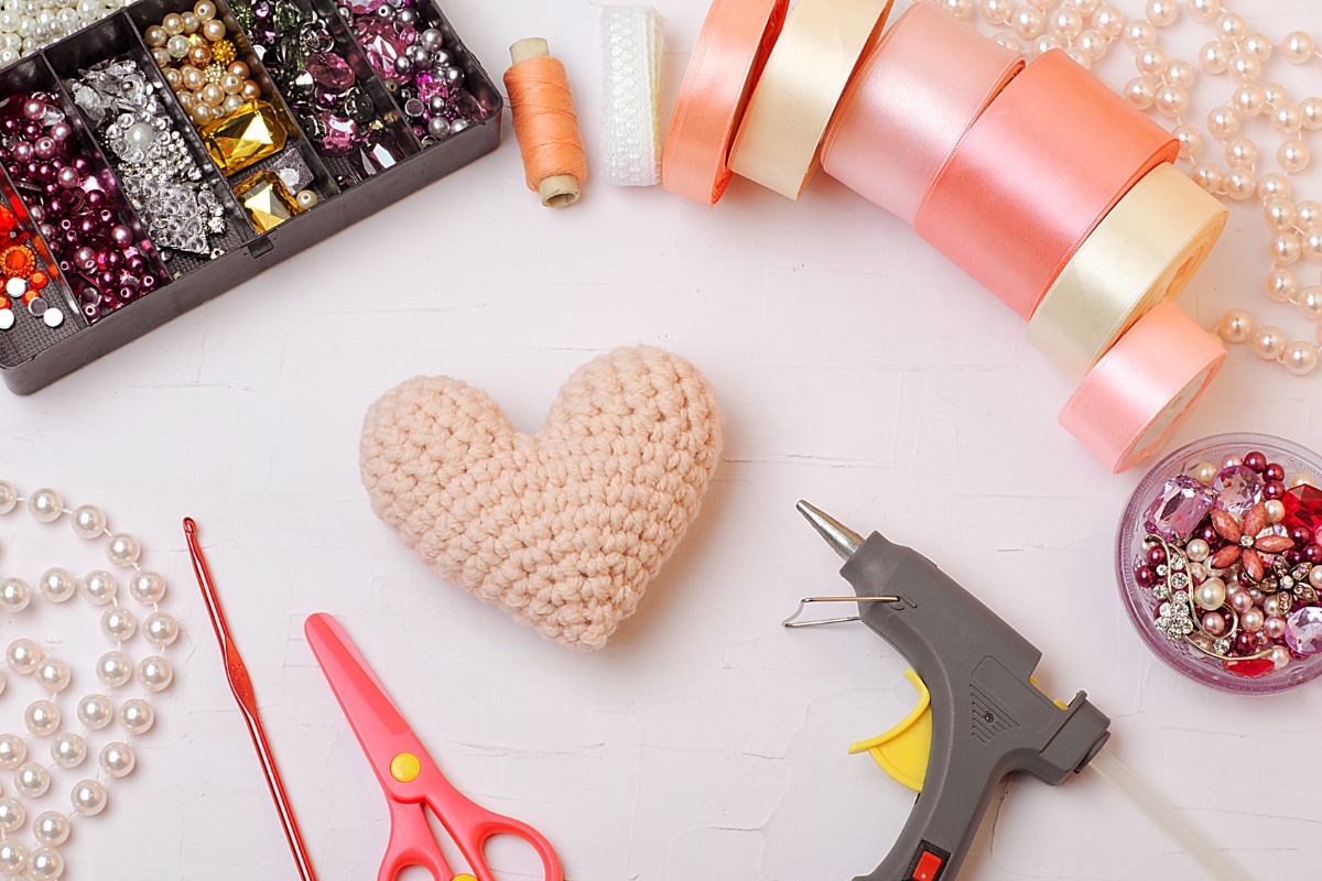 The photo shows DIY materials.