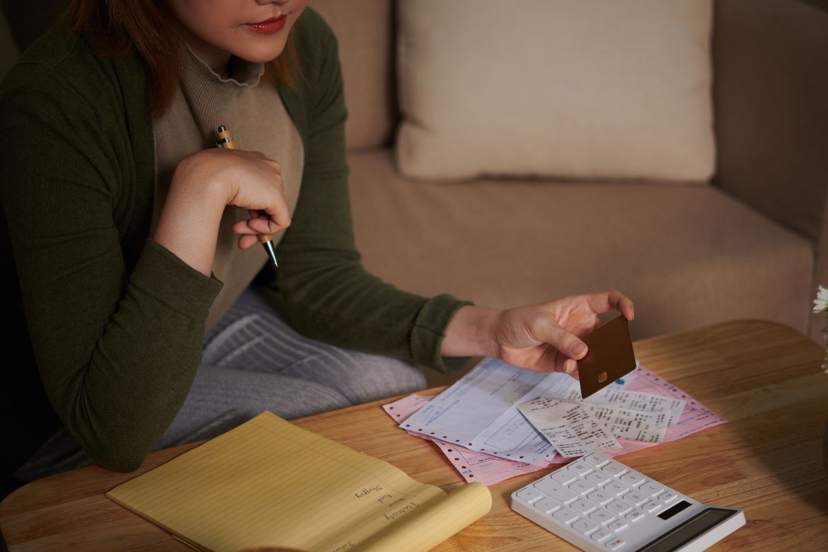 A woman managing her credit card debts.