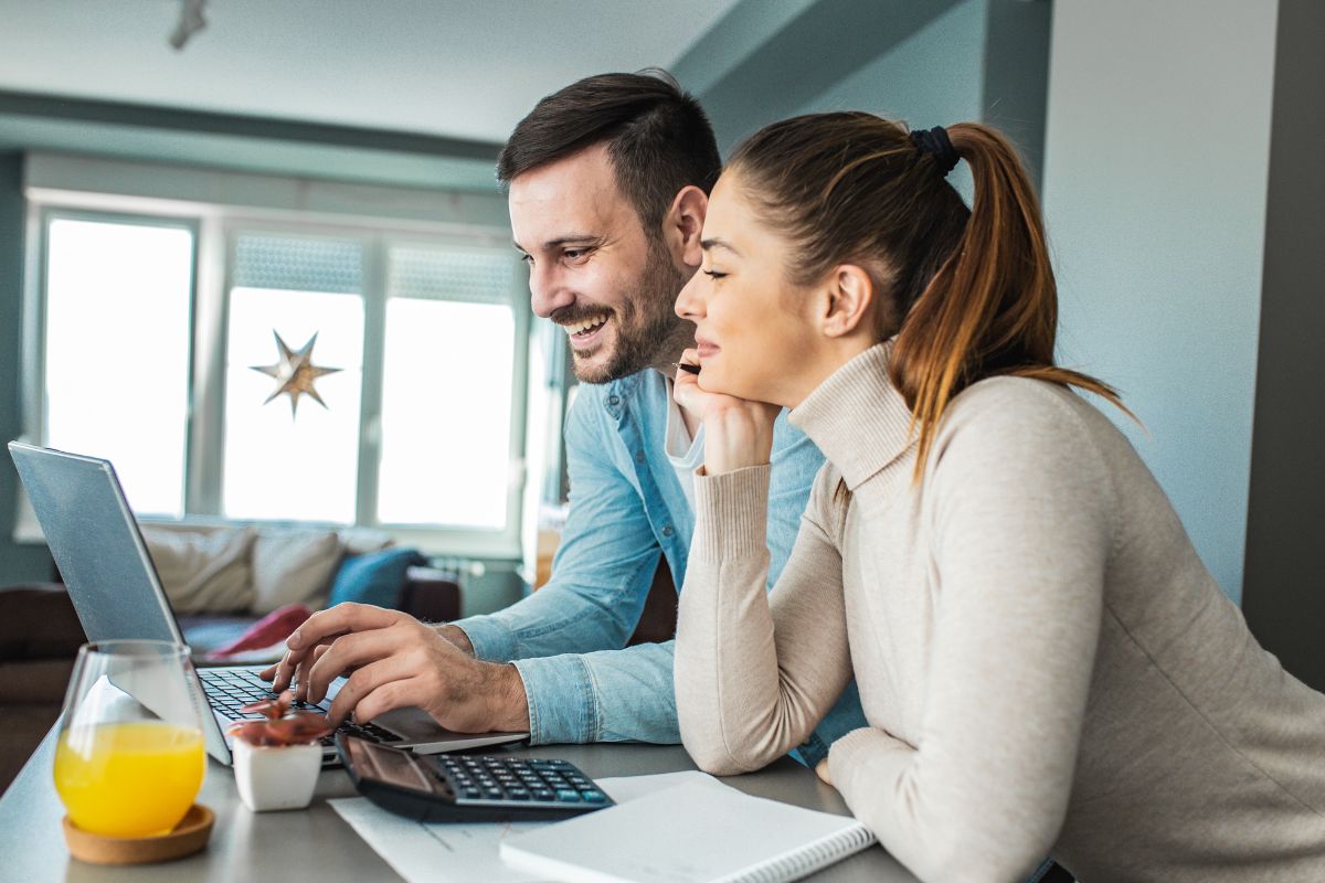 Image of a couple budgeting.