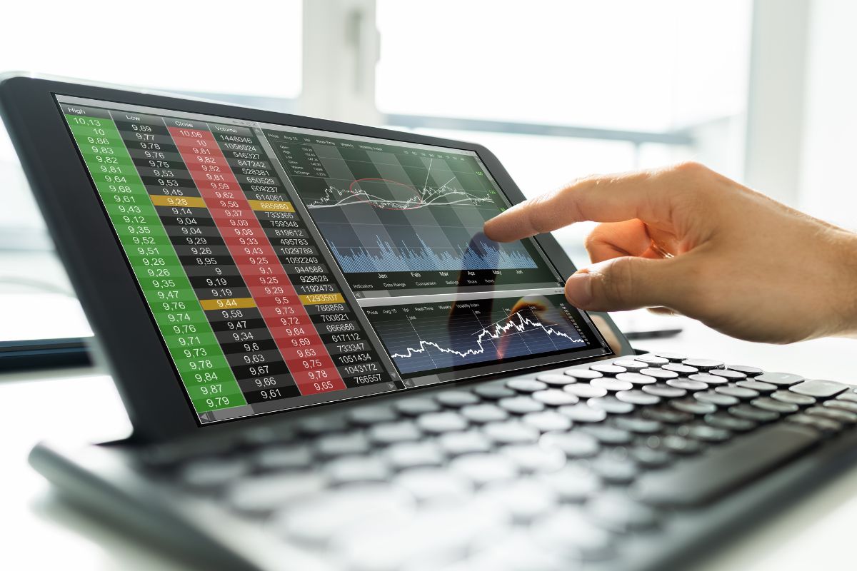 Imagem de um homem investindo em ações.
