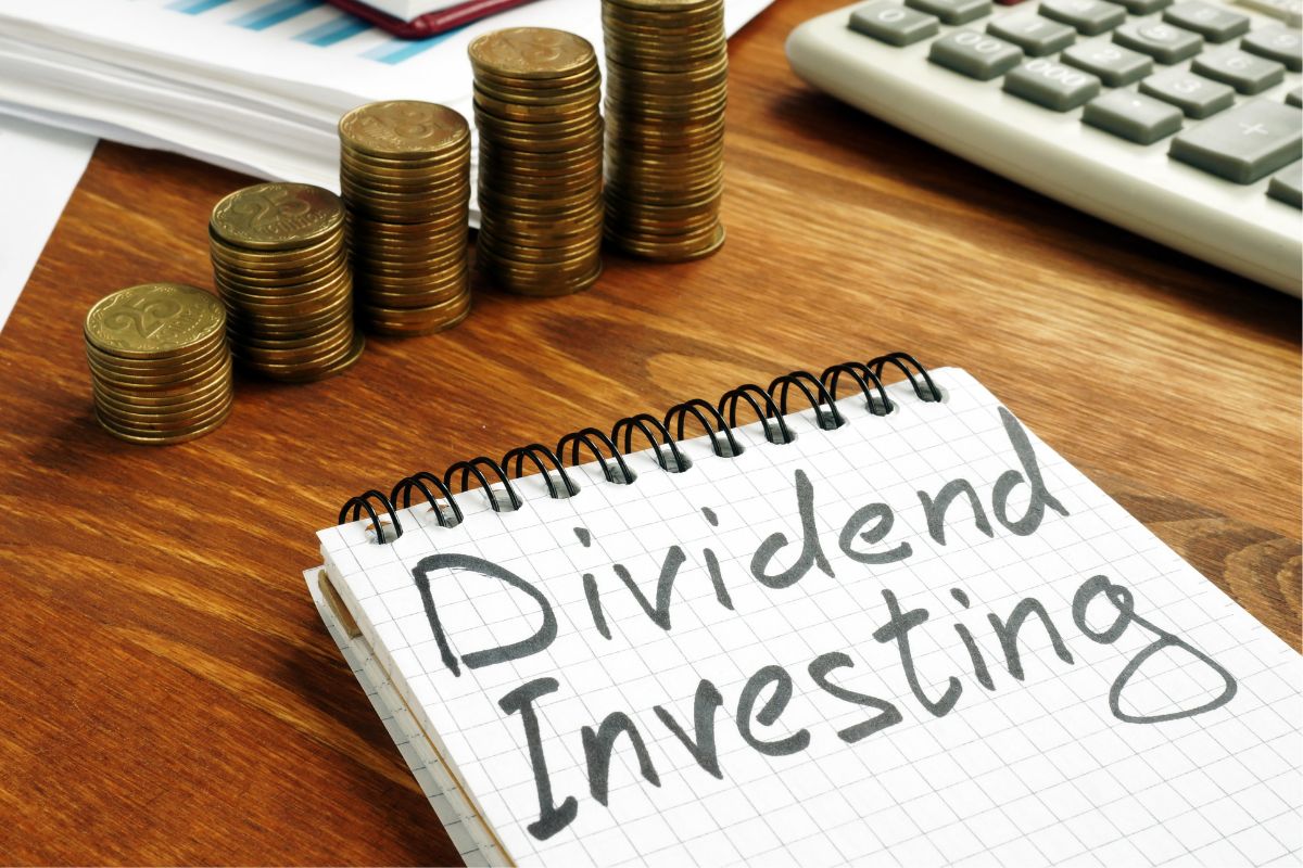 The image shows a notebook with dividend investing wording.
