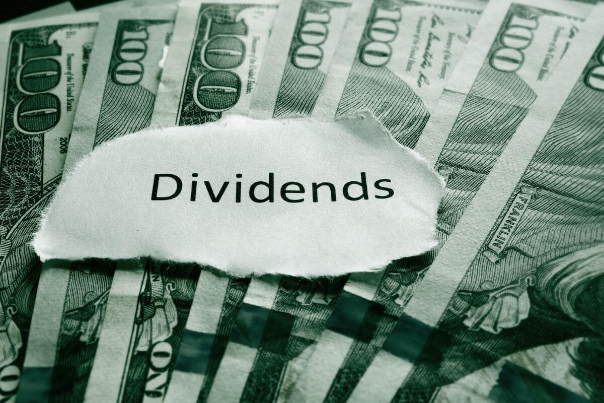 Picture of money and dividends wording.