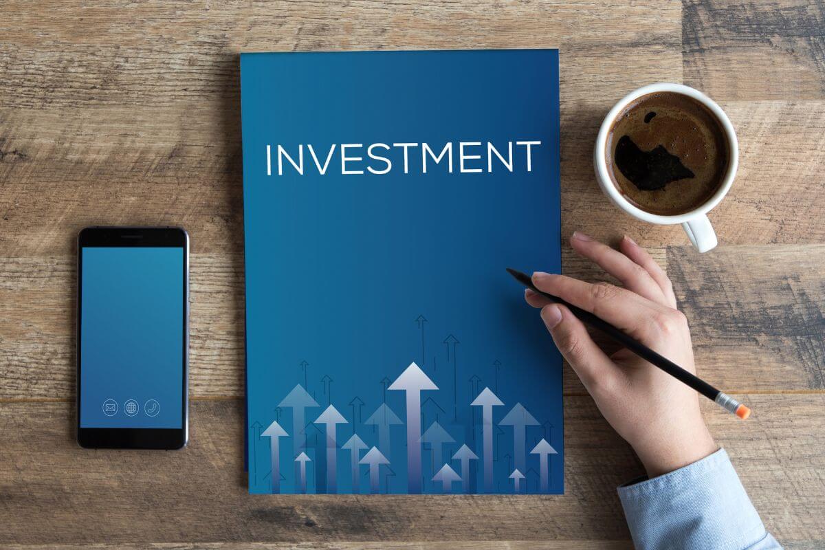 The picture shows a woman learning investment.