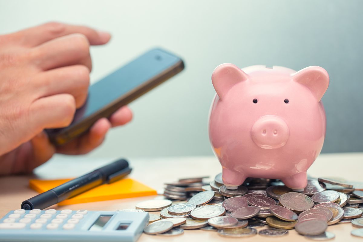 A man's hand using a budgeting app.