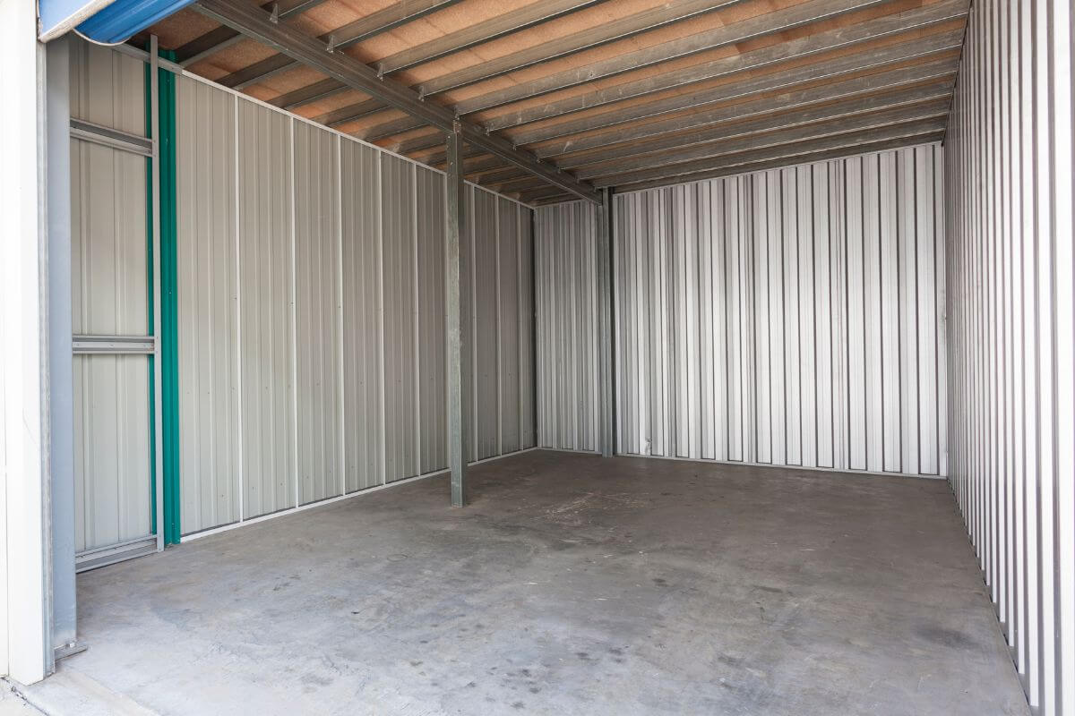 The image shows an empty garage to rent out unused space for passive income and to boost your earnings without much effort.