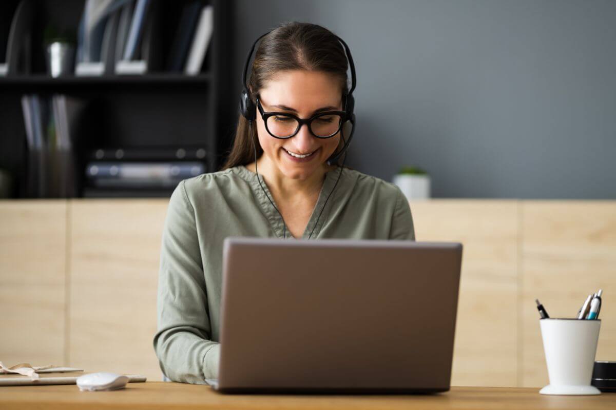 The image of a container with pens, a mouse, and a girl using a laptop with a headset refers to becoming a virtual assistant, a flexible way to make more money on your own time.