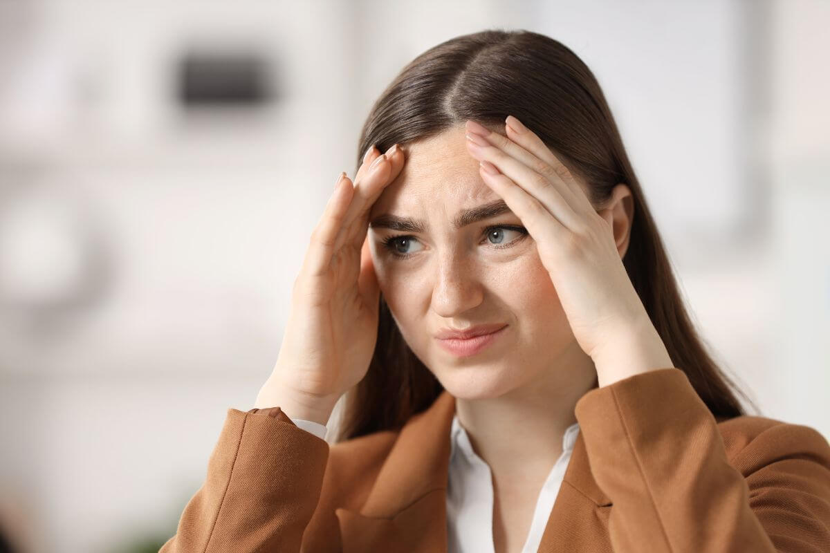 The image of a girl trying to hide her safe from someone which means borrowing money may cause embarrassment and uncomfortable for both parties. 
