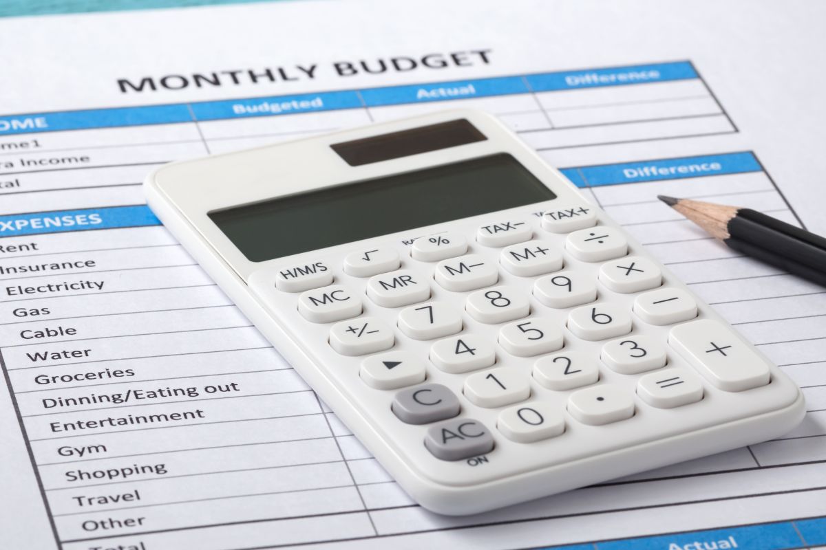 Photo of a paper with a monthly budget.