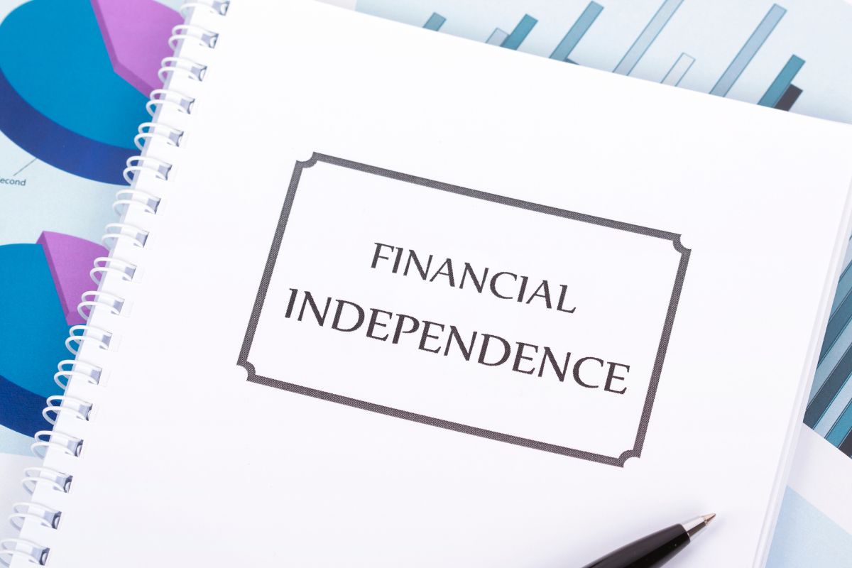 Image of a notebook with financial independence wording.