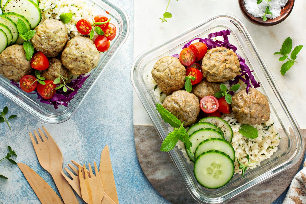 The image shows meals in the containers.