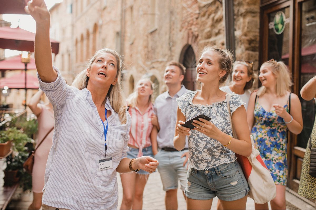 Image of a tourist guide and the tourists.