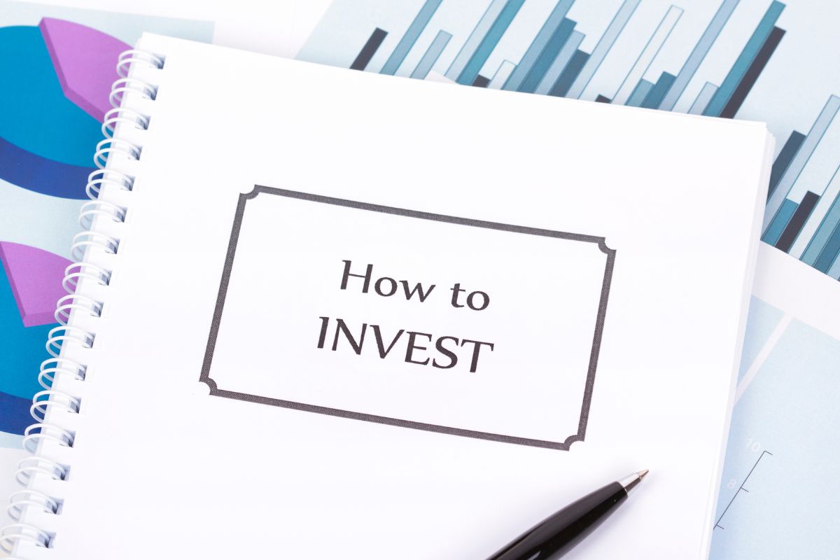 A notebook with How to Invest wording.