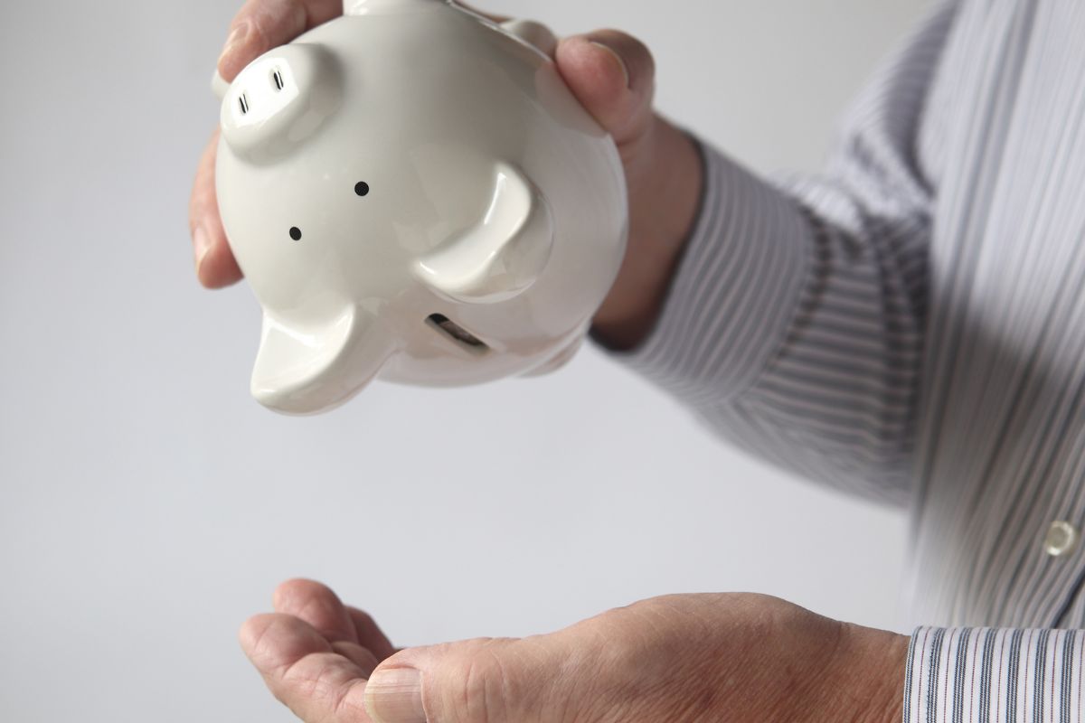 The photo shows a senior man with no savings.