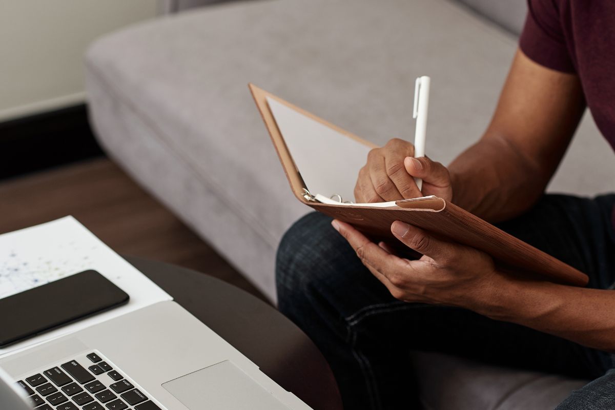 A man learning investing through online.