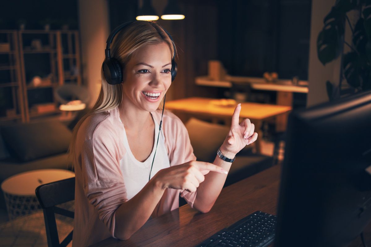 Image of a woman teaching online.