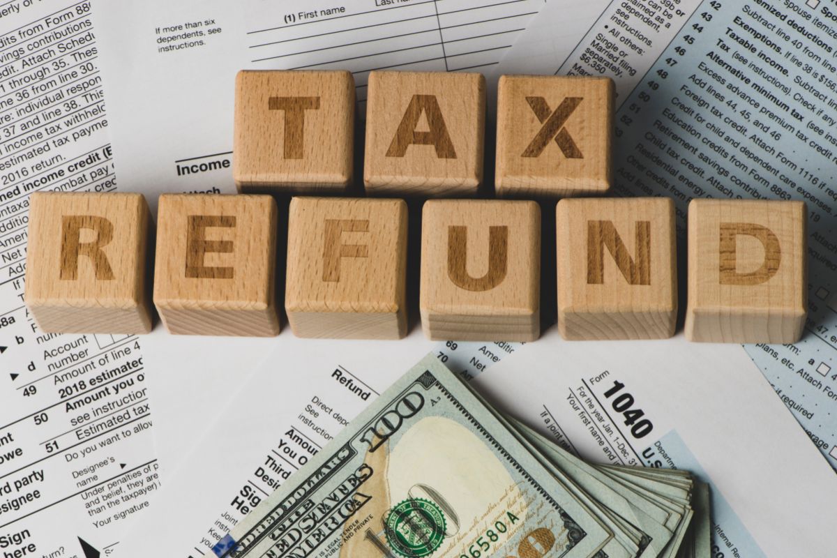 Picture shows money and tax refund wording.