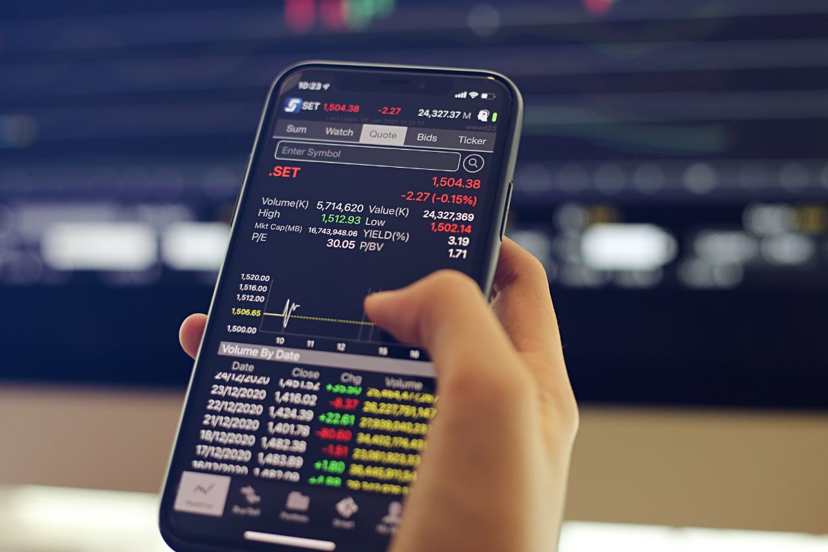Photo of a woman's hand using a phone to trade options.