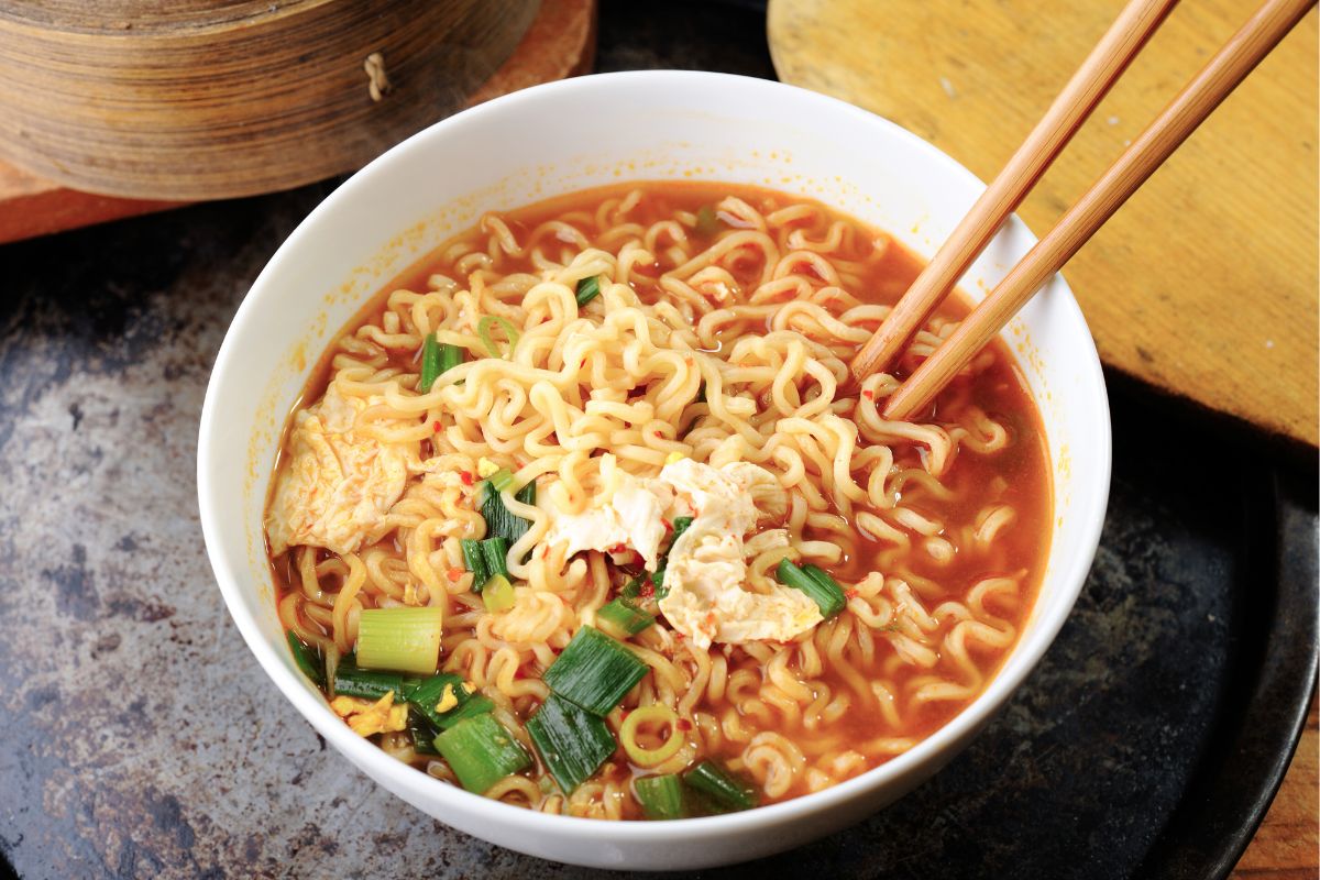 Picture of a bowl of ramen noodles/
