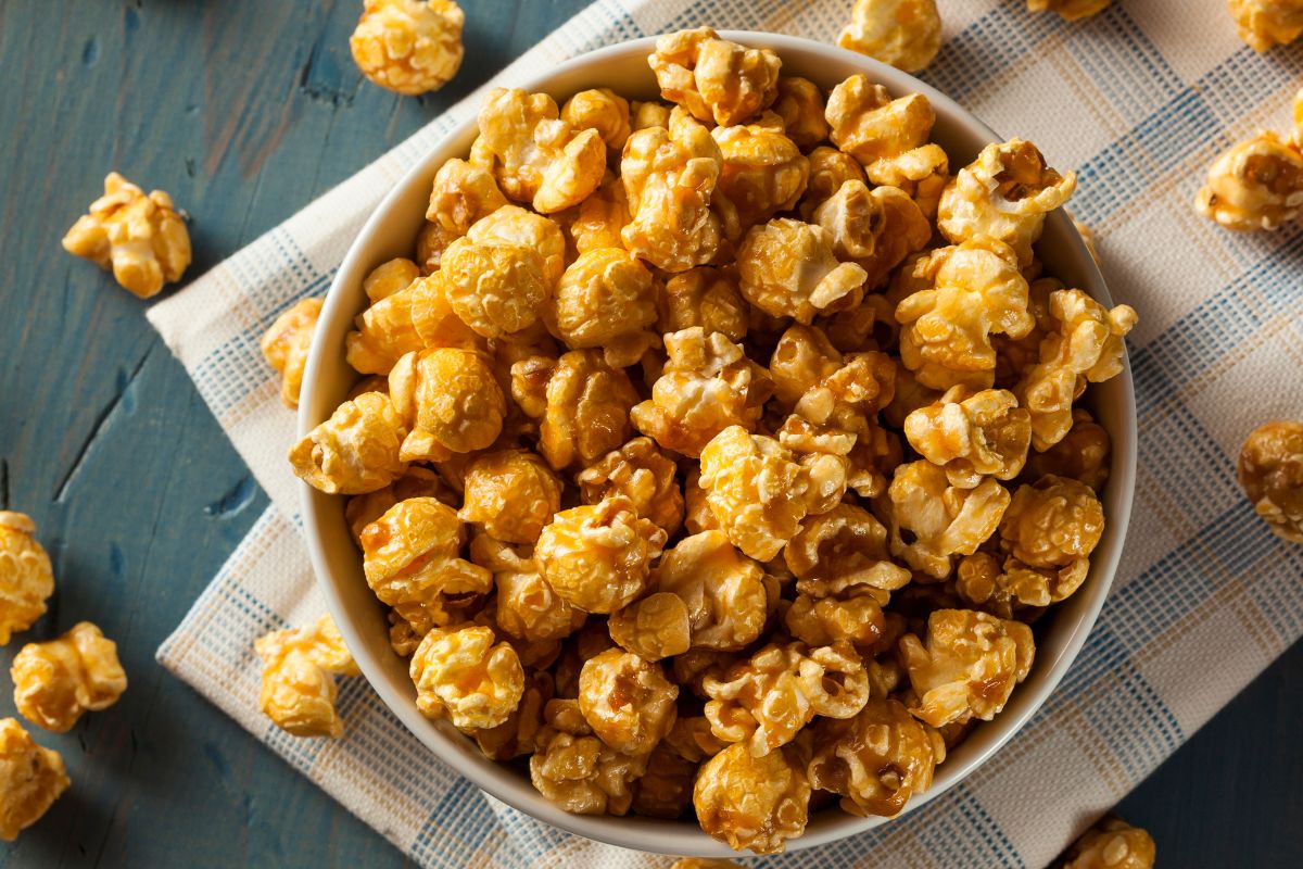 Picture of a caramelized popcorn in a bowl.