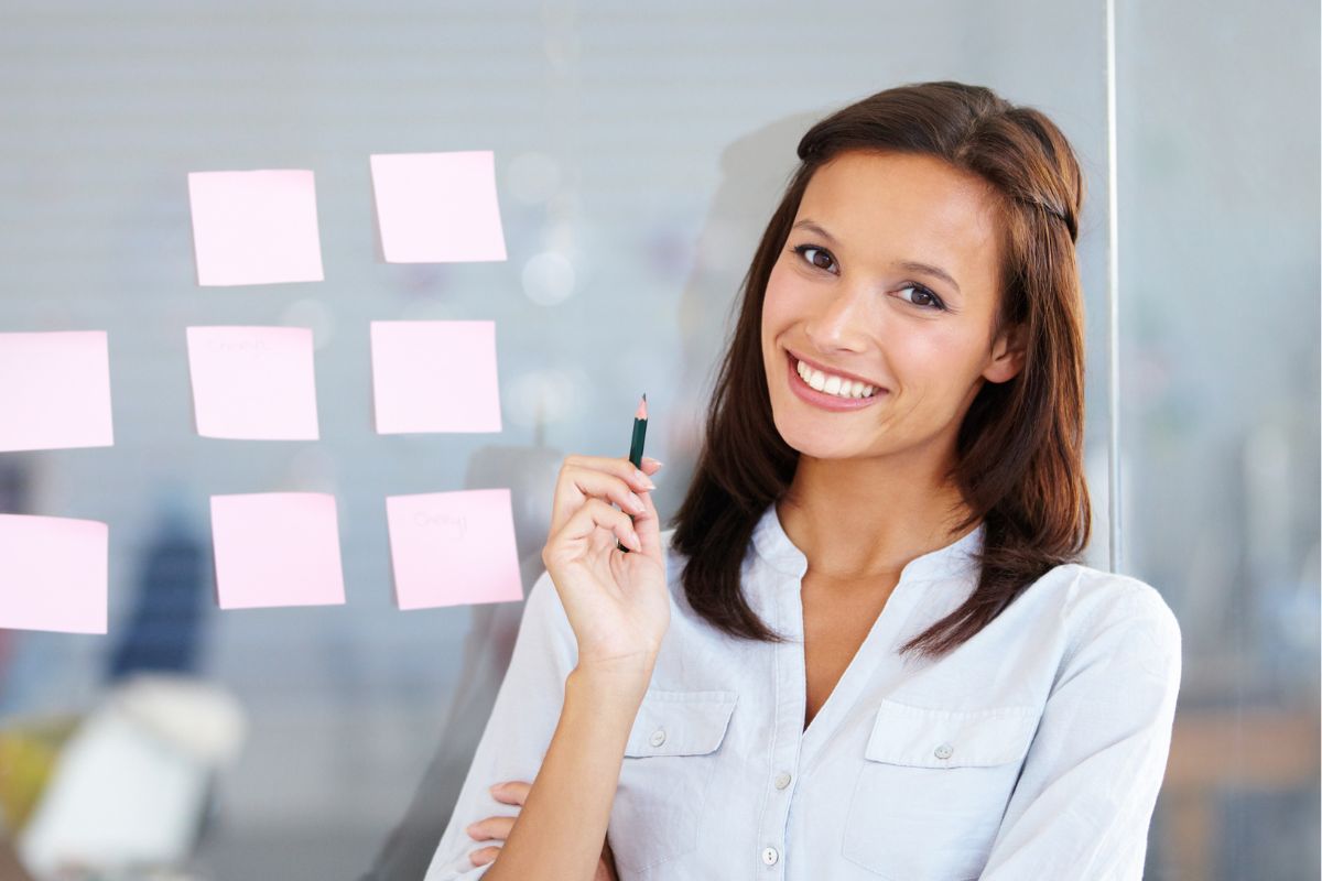 Picture of a woman assigning her tasks by group.