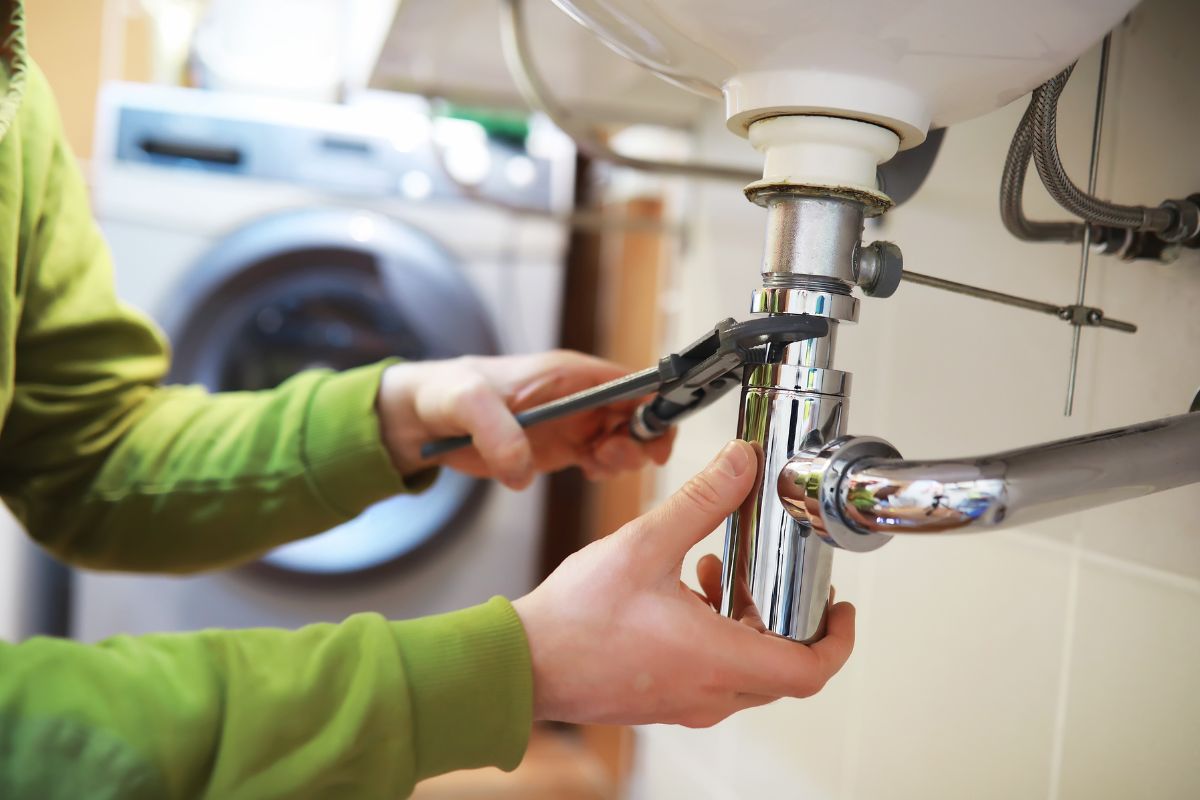 A man fixing a plumber.