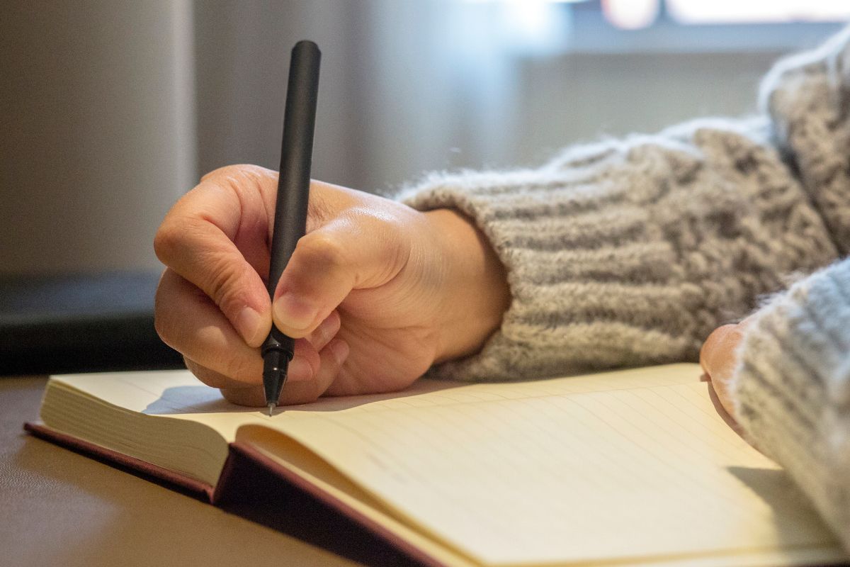 A woman's hand making a go-to list.
