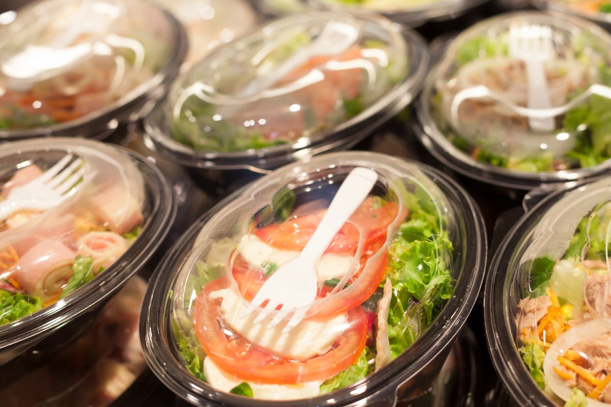 Image of ready-made salad.
