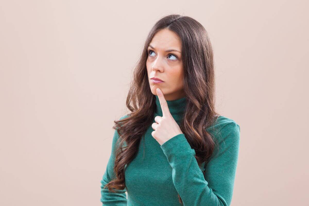 The picture shows a girl thinking of what happens when she chooses to stop working with advisors, this clarity helps you feel secure in your decisions.