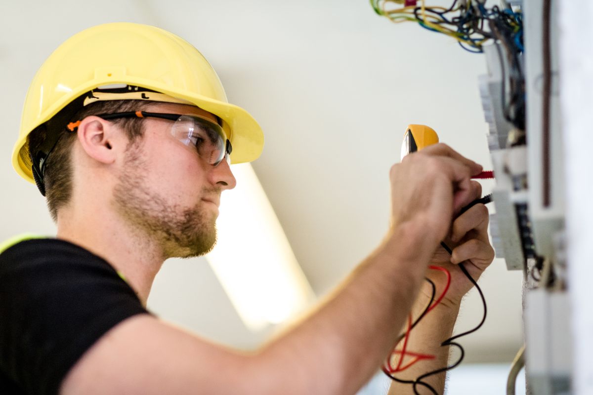 Image of an electrician man.