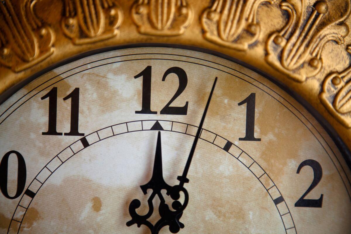 The image shows a clock pointing to 2 minutes past twelve indicating to use the two-minute rule keeps your to-do list from getting too crowded and gives you small wins throughout the day.