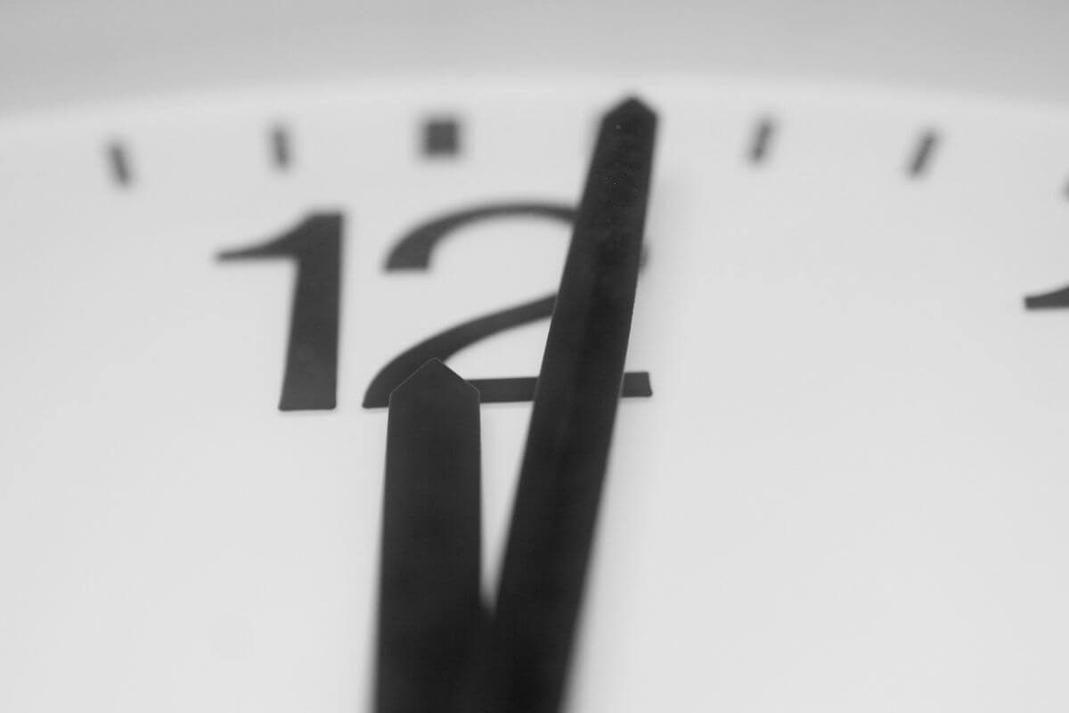 The picture shows a clock referring to embracing the one-minute rule helps you stay organized and keeps clutter, both mental and physical, under control. 
