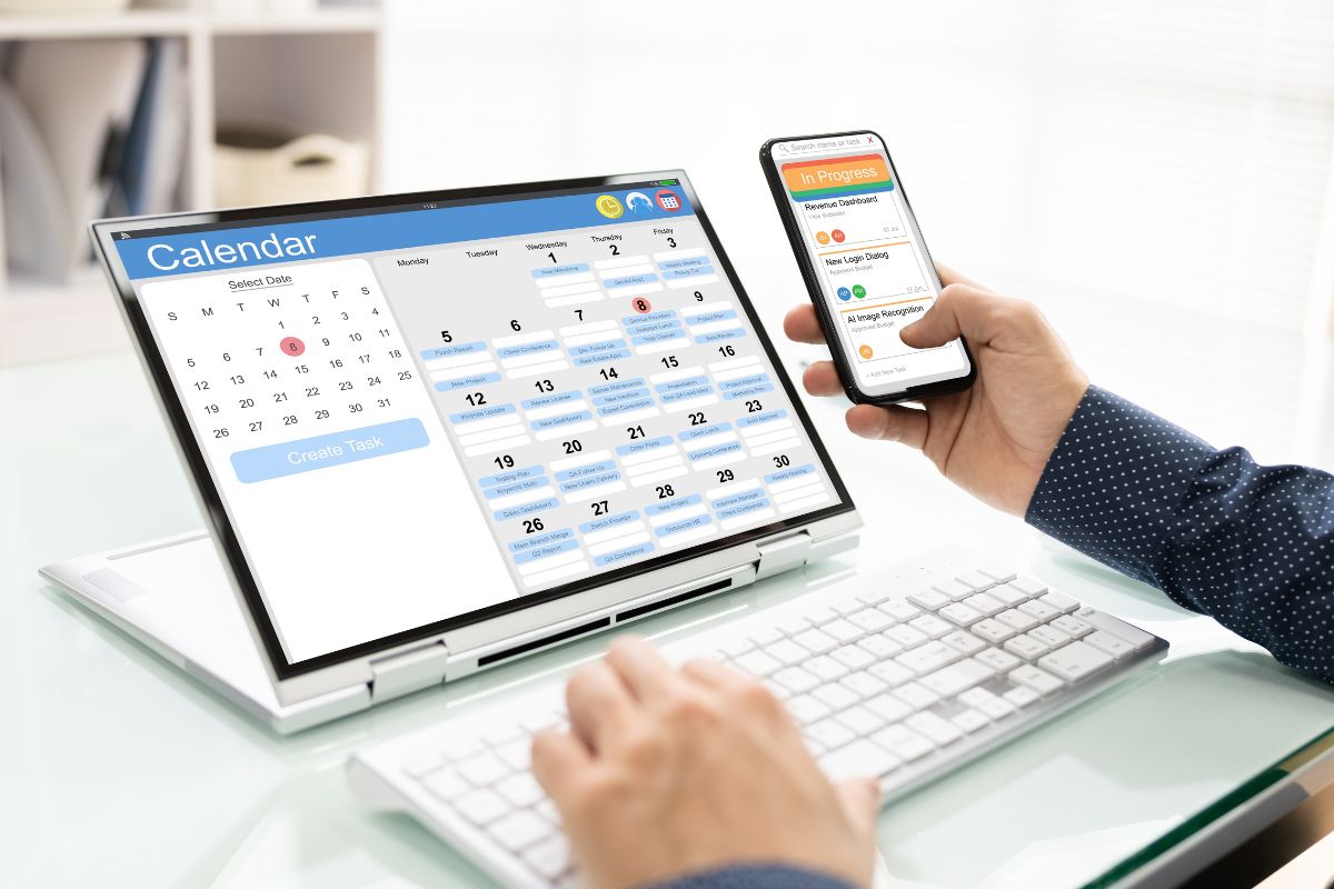 Image of a man's hand making a schedule for deep work.